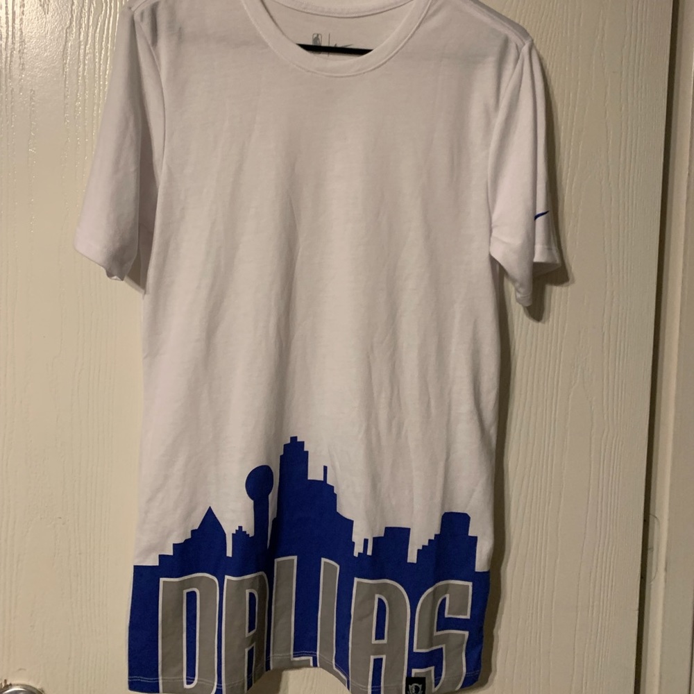 NWOT Dallas Mavericks t-shirt